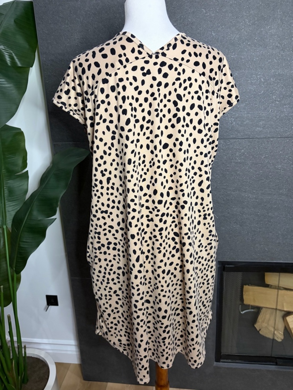 Tan and Black Dalmatian Print V Neck Dress Size Medium - Picture 5 of 13